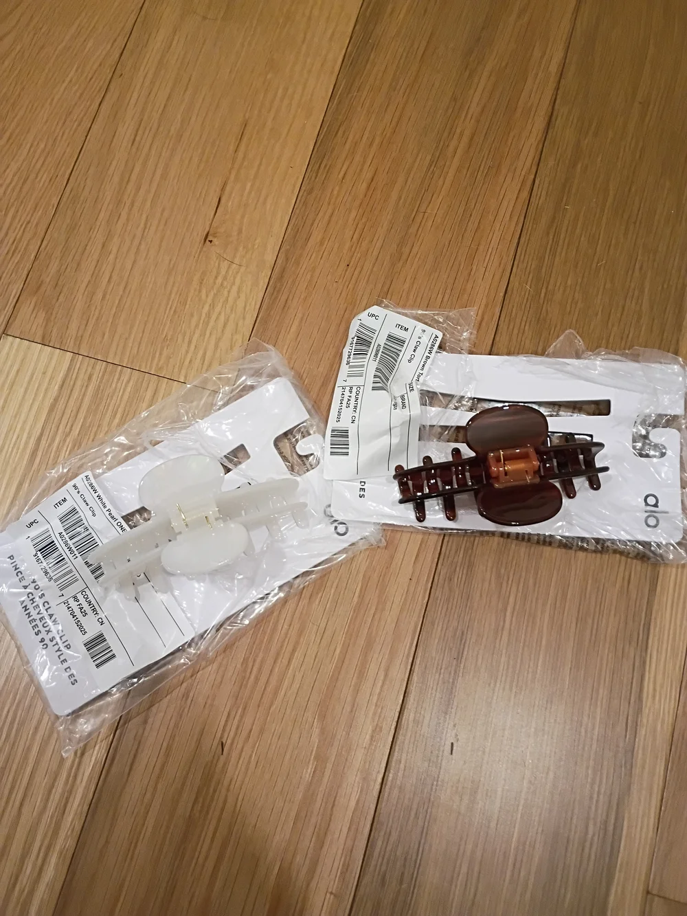 ALO Yoga 90's Claw Clips in White Pearl and Brown Tortoise - Picture 5 of 5
